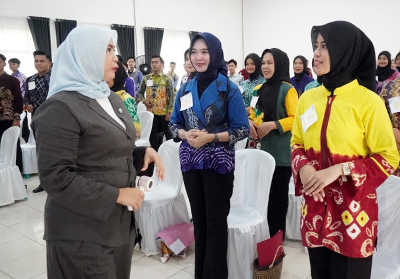D:\2025\Mei 2025\22 Mei 2025\5\hal 5\Ketua TP PKK Kabupaten Banjar Hj Nurgita Tiyas berbincang.jpg