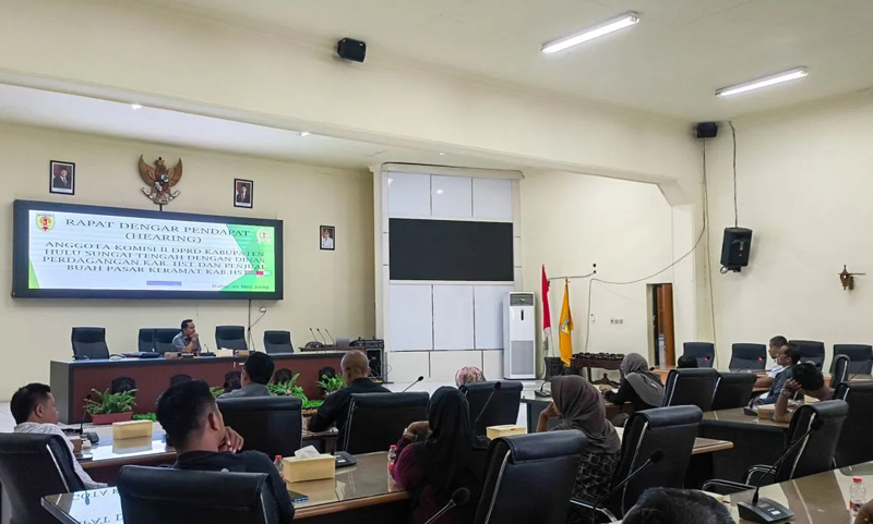 D:\2025\Mei 2025\23 Mei 2025\2\Dewan HST Terima Audiensi Pedagang Buah.jpg