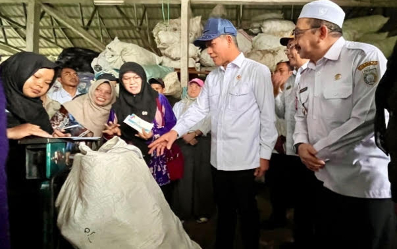 D:\2025\Mei 2025\23 Mei 2025\5\hal 5\Menteri LH Hanif Faisol Nurofiq didampingi Wakil Bupati Banjar.jpg