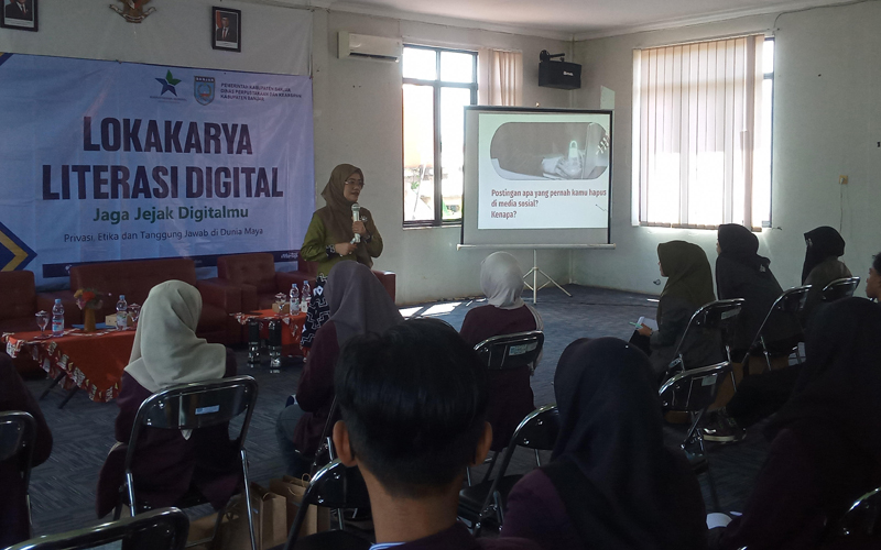 D:\2025\Mei 2025\23 Mei 2025\5\hal 5\Narasumber Musdalipah memberikan materi tentang jejak digital.jpg