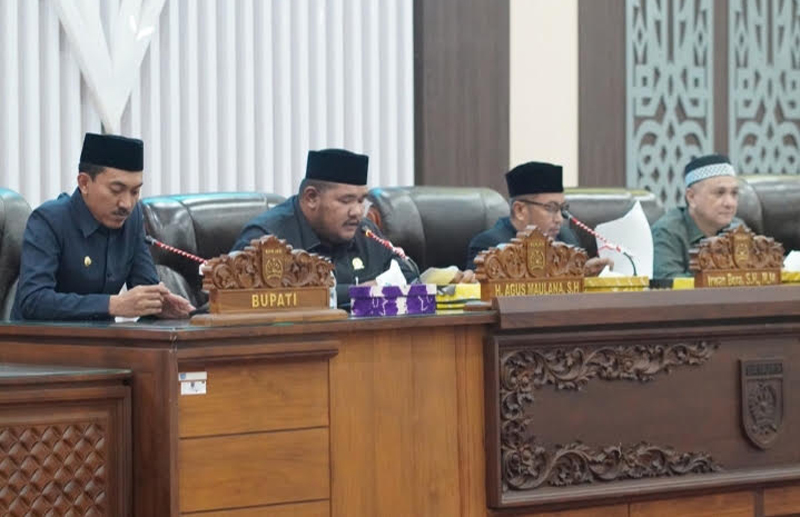 D:\2025\Mei 2025\26 Mei 2025\5\hal 5\Bupati Banjar H Saidi Mansyur (kiri) bersama pimpinan DPRD Banjar.jpg