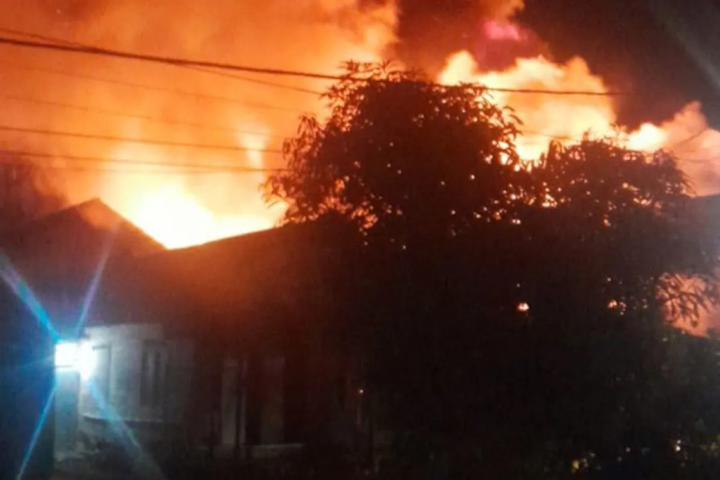 D:\2025\Mei 2025\27 Mei 2025\2\Empat Rumah di Kasarangan HST Terbakar.jpg