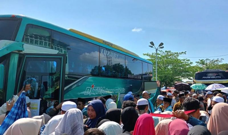 D:\2025\Mei 2025\27 Mei 2025\2\Ratusan Calhaj HST Bersiap Menuju Makkah.jpg