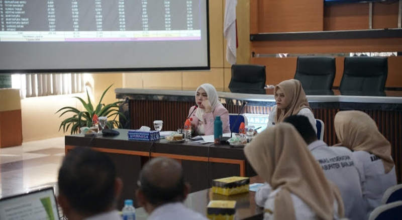 D:\2025\Mei 2025\27 Mei 2025\5\hal 5\Ketua Tim Pembina Posyandu Kabupaten Banjar Hj Nurgita Tiyas (kiri) memberikan arahan.jpg