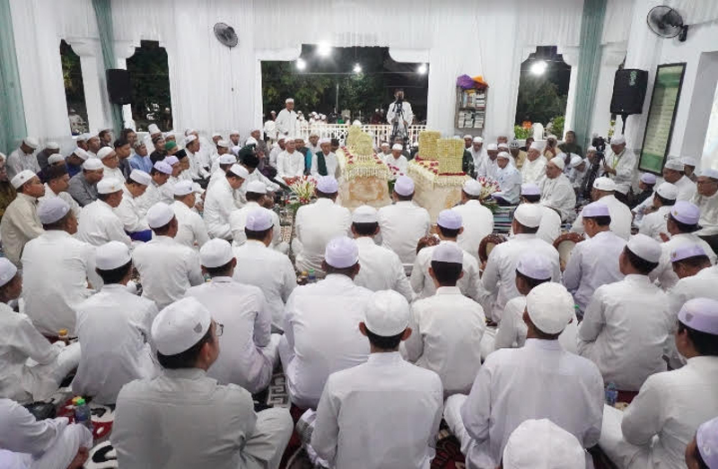 D:\2025\Mei 2025\27 Mei 2025\5\hal 5\Para alim ulama, undangan, dan jemaah memadati area.jpg