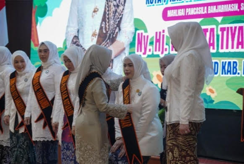 D:\2025\Mei 2025\28 Mei 2025\5\hal 5\Hj Nurgita Tiyas menerima selendang tanda dikukuhkan sebagai.jpg