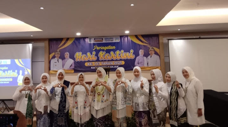 D:\2025\Mei 2025\5 Mei 2025\5\hal 5\Ketua TP PKK Kabupaten Banjar Hj Nurgita Tiyas bersama para.jpg