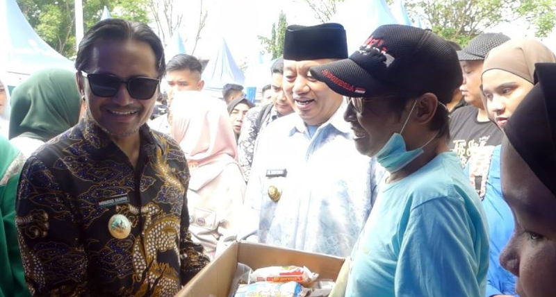 D:\2025\Mei 2025\6 Mei 2025\5\hal 5\Gubernur Kalsel Muhidin (kemeja putih) menyaksikan Wakil Gubernur.jpg