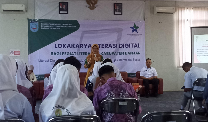 D:\2025\Mei 2025\9 Mei 2025\5\hal 5\Narasumber dari Balai Bahasa Kalimantan Selatan Musdalipah.jpg