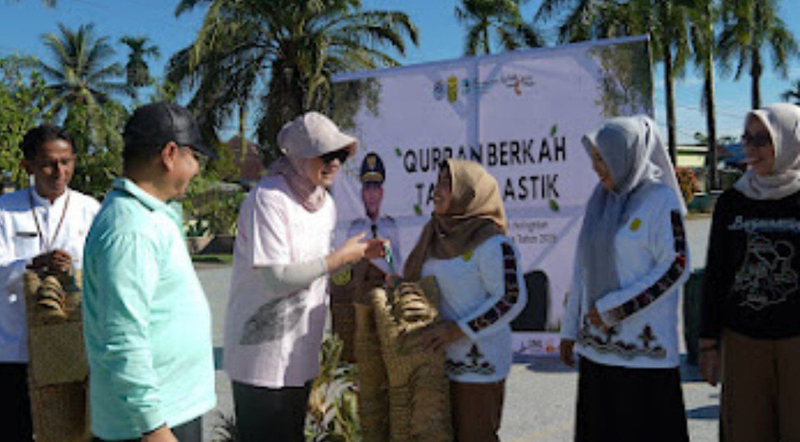 D:\2025\Juni 2025\10 Juni 2025\5\hal 5\hal 5\Wakil Wali Kota Banjarmasin Hj Ananda saat menyerahkan bakul.jpg