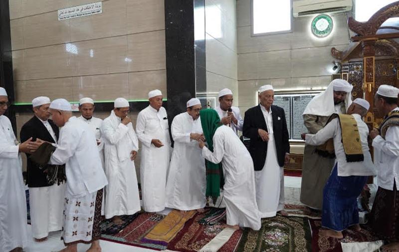 D:\2025\Juni 2025\10 Juni 2025\5\hal 5\Wakil Bupati Banjar Habib Idrus Al Habsyi (tengah) bersama alim ulama.jpg