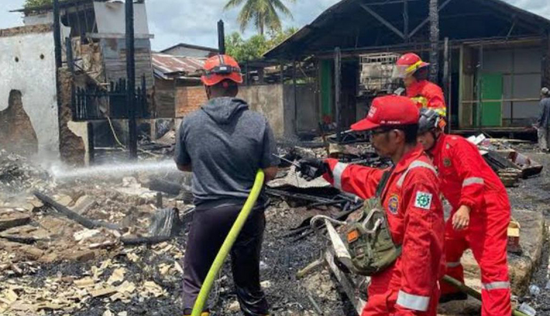 D:\2025\Juni 2025\11 Juni 2025\5\hal 5\Para petugas pemadam kebakaran saat beraksi melakukan pendinginan.jpg