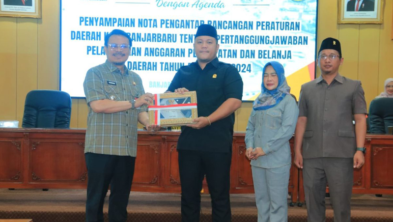 D:\2025\Juni 2025\13 Juni 2025\5\hal 5\Ketua DPRD Banjarbaru Gusti Rizky Sukma Iskandar Putera menerima.jpg
