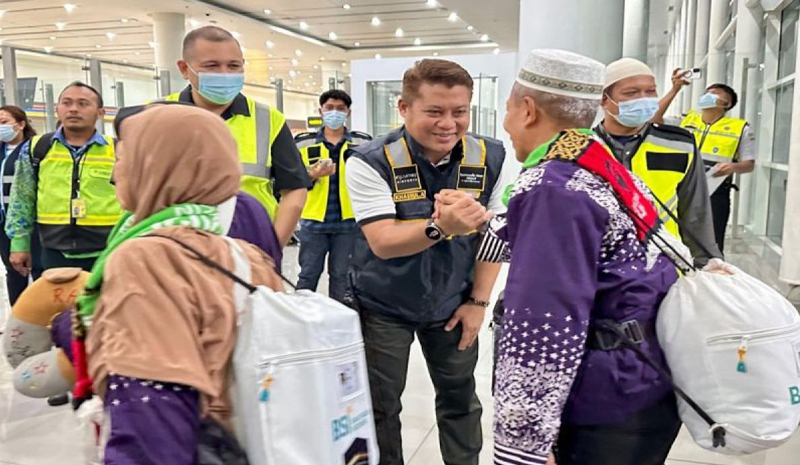D:\2025\Juni 2025\14 Juni 2025\5\hal 5\General Manager Bandara Internasional Syamsudin Noor Khaerul Assidiqi menyambut.jpg