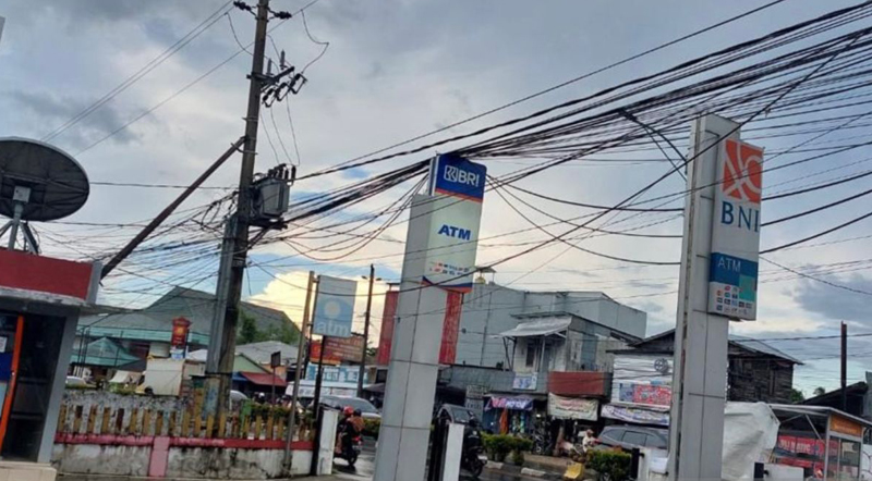 D:\2025\Juni 2025\17 Juni 2025\5\hal 5\Jaringan kabel menjuntai secara semrawut yang membahayakan masyarakat.jpg