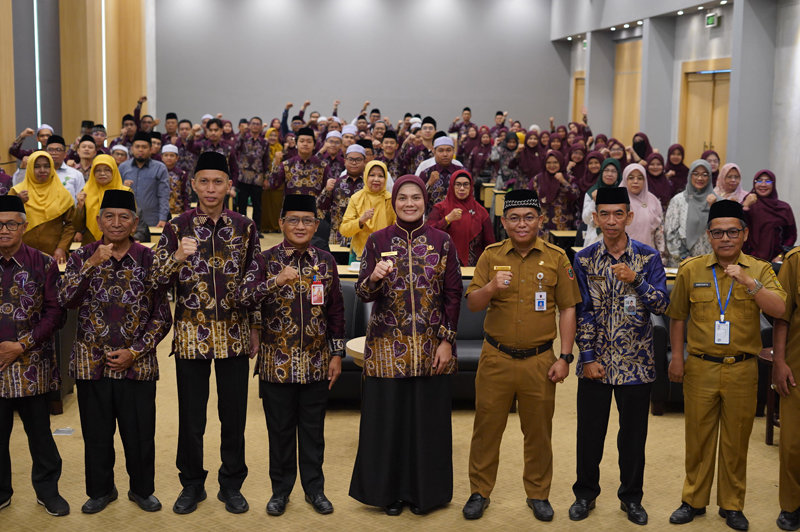 D:\2025\Juni 2025\17 Juni 2025\5\hal 5\Wawali Hj Ananda berfoto bersama kafilah Banjarmasin.jpg