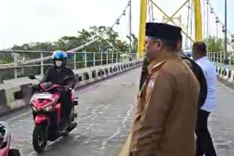 D:\2025\Juni 2025\18 Juni 2025\5\hal 5\Bupati Barito Kuala (Batola) H Bahrul Ilmi meninjau perbaikan Jembatan Barito.jpg