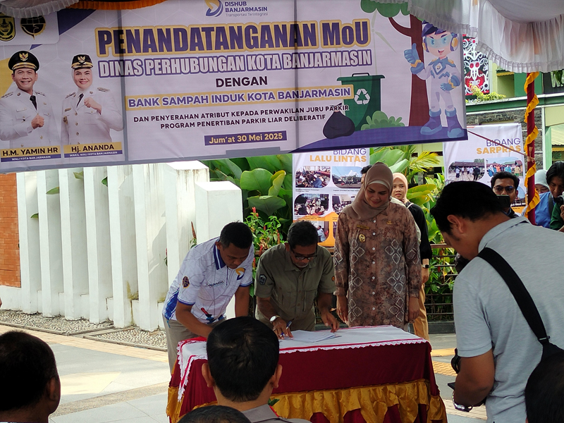 D:\2025\Juni 2025\2 Juni 2025\5\hal 5\Penandatangan MoU antara Dishub dan Bank Sampah.jpg