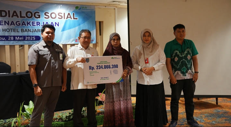 D:\2025\Juni 2025\2 Juni 2025\5\hal 5\Sekda Banjar HM Hilman secara simbolis menyerahkan santunan.jpg
