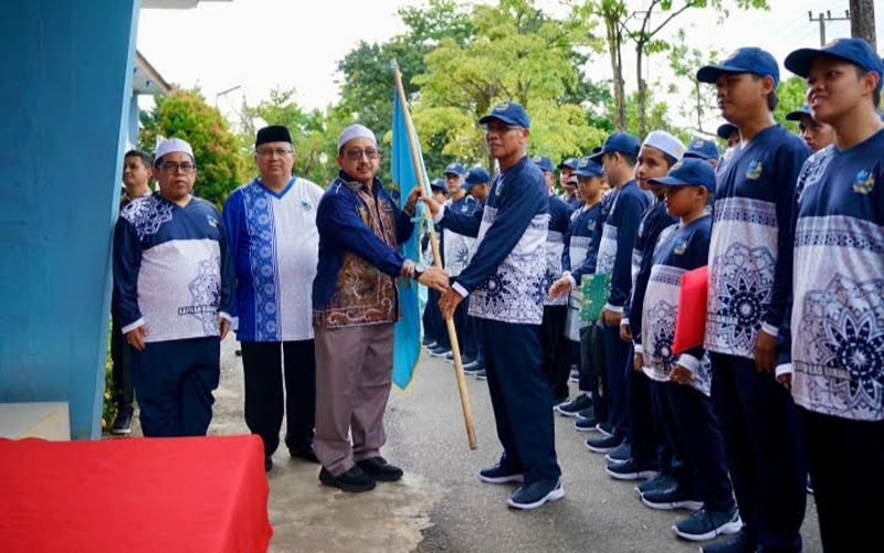 D:\2025\Juni 2025\20 juni 2025\5\hal 5\Wakil Bupati Banjar Habib Idrus Al Habsyi menyerahkan bendera.jpg