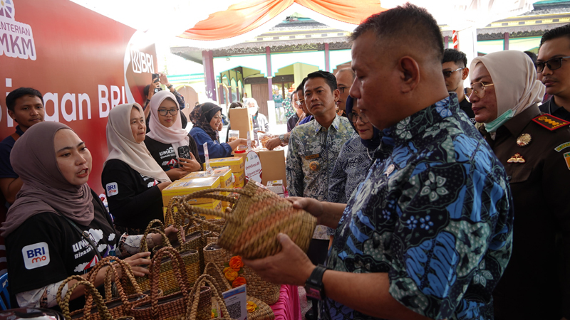 D:\2025\Juni 2025\20 juni 2025\5\hal 5\Wamen UMKM Helvi Moraza mengeliligi stand pasar murah dan melihat- lihat.jpg