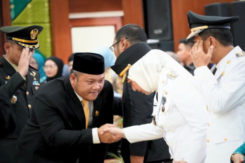 D:\2025\Juni 2025\23 Juni 2025\5\hal 5\Ketua DPRD Banjarbaru Gusti Rizky Sukma Iskandar Putera menyalami.jpg