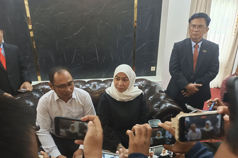 D:\2025\Juni 2025\23 Juni 2025\5\hal 5\Wali Kota Banjarbaru Erna Lisa Halaby (tengah) memberikan keterangan di rumah dinas.jpg
