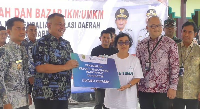 D:\2025\Juni 2025\25 juni 2025\5\hal 5\Wakil Menteri (Wamen) UMKM Helvi Yuni Moraza menyerahkan.jpg