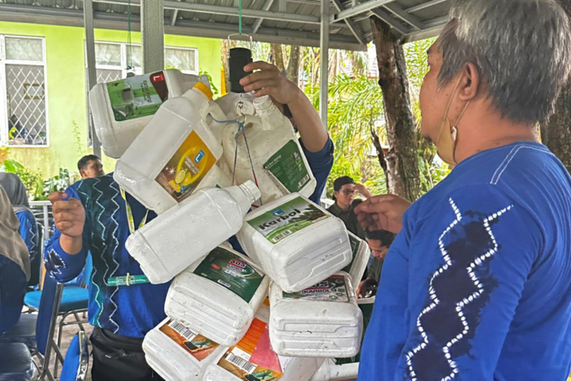 D:\2025\Juni 2025\3 Juni 2025\5\hal 5\DLH Batola gelar aksi tukar sampah jadi sembako, di halaman Kantor.jpg