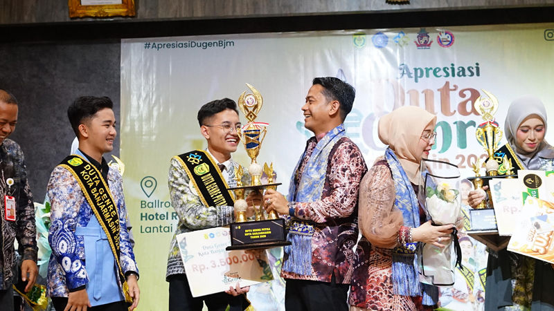 D:\2025\Juni 2025\3 Juni 2025\5\hal 5\Wali Kota Yamin dan Ketua TP PKK banjarmasin Neli Listriani memberikan sertifikat.jpg