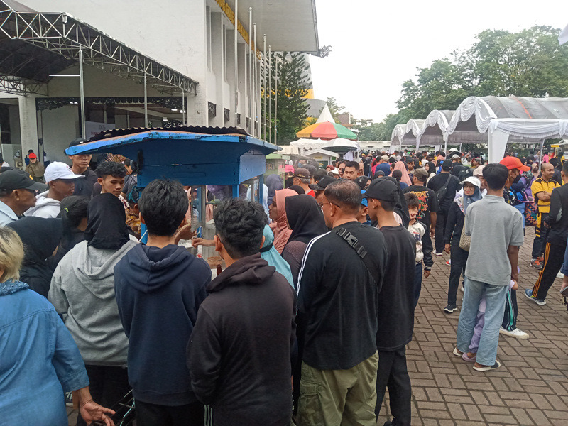 D:\2025\Juni 2025\30 Juni 2025\2\Ribuan Warga Serbu Makan Gratis Polda.jpg