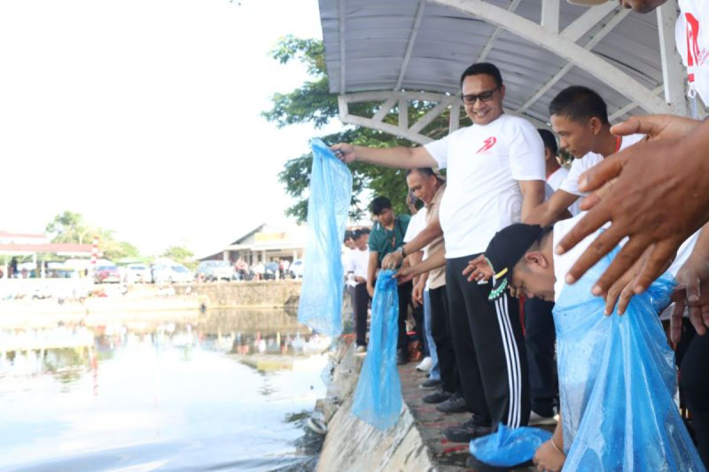 D:\2025\Juni 2025\30 Juni 2025\5\hal 5\Kapolres Banjarbaru AKBP Pius X Febry Aceng Loda (berdiri pakai kacamata) melepas ikan Lele - Copy.jpg