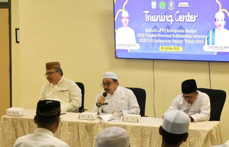 D:\2025\Juni 2025\4 Juni 2025\5\hal 5\Wakil Bupati Banjar Habib Idrus Al Habsyi (tengah) memberikan arahan.jpg