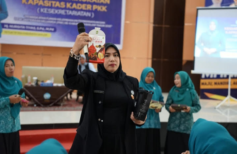 D:\2025\Agustus 2025\1 Agustus 2025\5\hal 5\Ketua TP PKK Kabupaten Banjar Hj Nurgita Tiyas mencontohkan.jpg