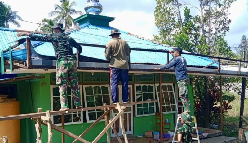 D:\2025\Agustus 2025\1 Agustus 2025\5\hal 5\Satgas TMMD ke-125 Kodim 1007Banjarmasin merenovasi salah satu musala.jpg