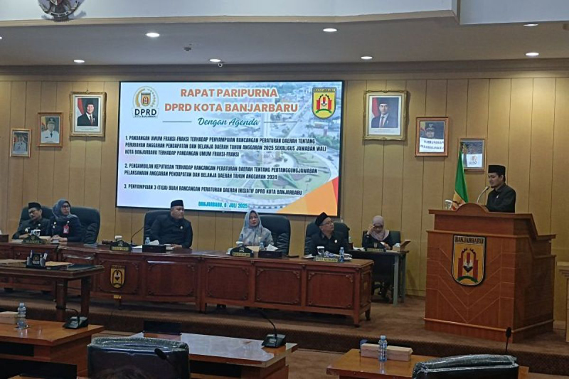 D:\2025\Juli 2025\10 Juli 2025\5\hal 5\Ketua Bapemperda DPRD Banjarbaru Hindera Wahyudin (kanan di atas podium) menyampaikan.jpg