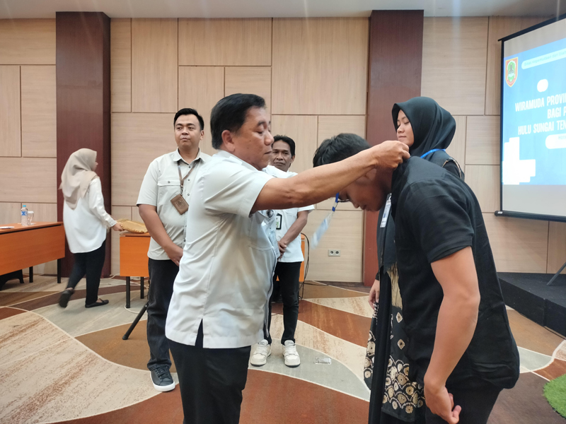 D:\2025\Juli 2025\10 Juli 2025\5\hal 5\Sekretaria Dispora Kalsel mengakungkan tanda peserta.jpg