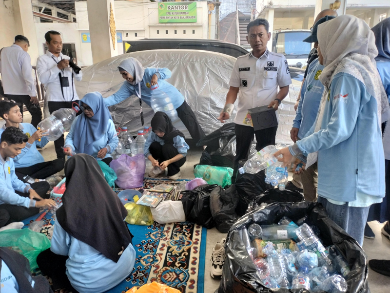 D:\2025\Juli 2025\10 Juli 2025\5\hal 5\Walikota Yamin memantau kegiatan sedekah sampah dari ASN.jpg