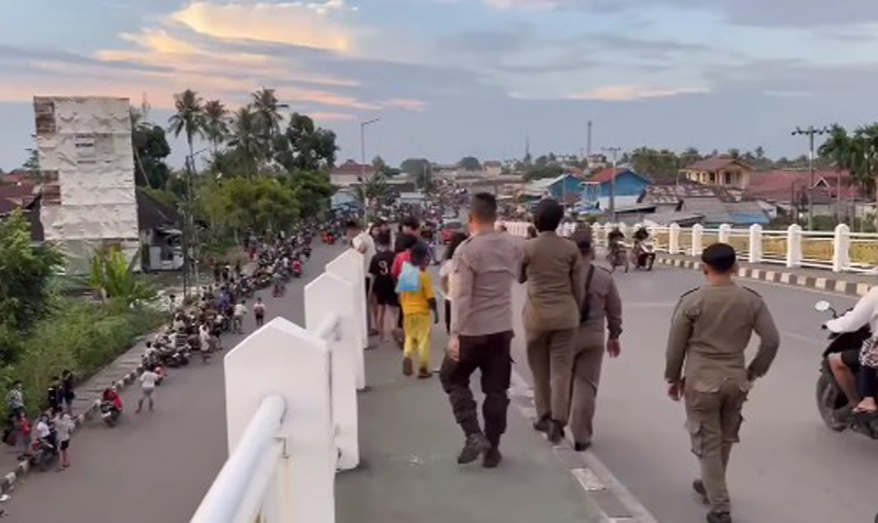 D:\2025\Juli 2025\11 Juli 2025\5\hal 5\Polresta Banjarmasin dan Pemko membubarkan anak-anak.jpg