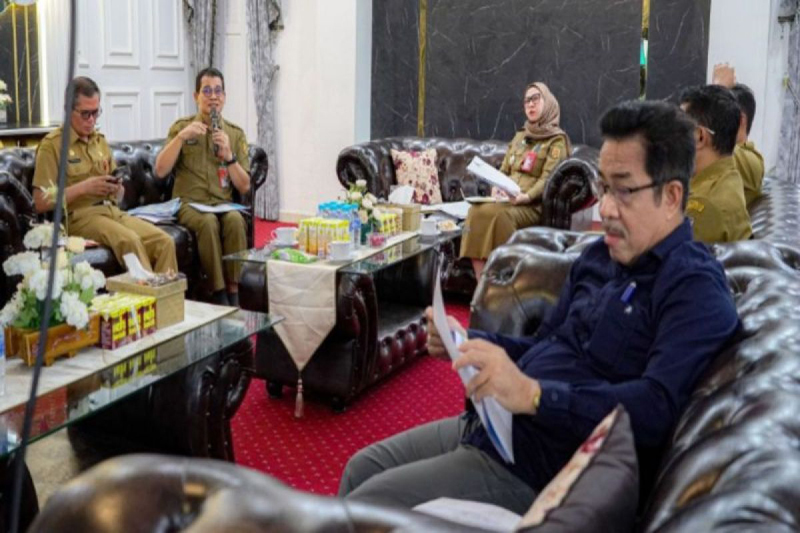D:\2025\Juli 2025\11 Juli 2025\5\hal 5\Wali Kota Banjarbaru Erna Lisa Halaby memimpin Rapat Koordinasi.jpg