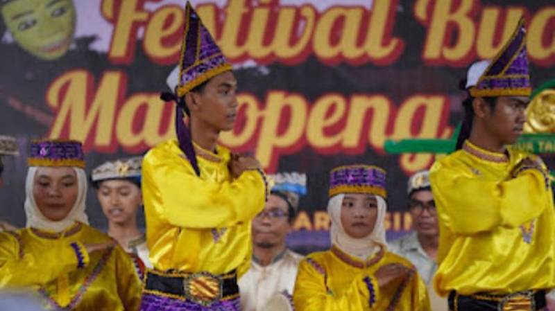 D:\2025\Juli 2025\14 Juli 2025\5\hal 5\Salah satu kesenian tari Banjar yang meramaikan Festival Manopeng Banyiur.jpg