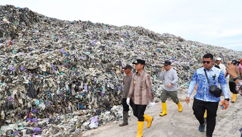 D:\2025\Juli 2025\14 Juli 2025\5\hal 5\Wali Kota Banjarmasin H Muhammad Yamin HR saat mengunjungi TPAS Basirih y.jpg