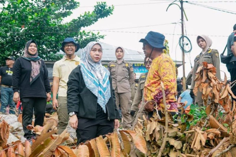 D:\2025\Juli 2025\14 Juli 2025\5\hal 5\Wali Kota Banjarbaru Erna Lisa Halaby saat mengikuti gotong royong.jpg