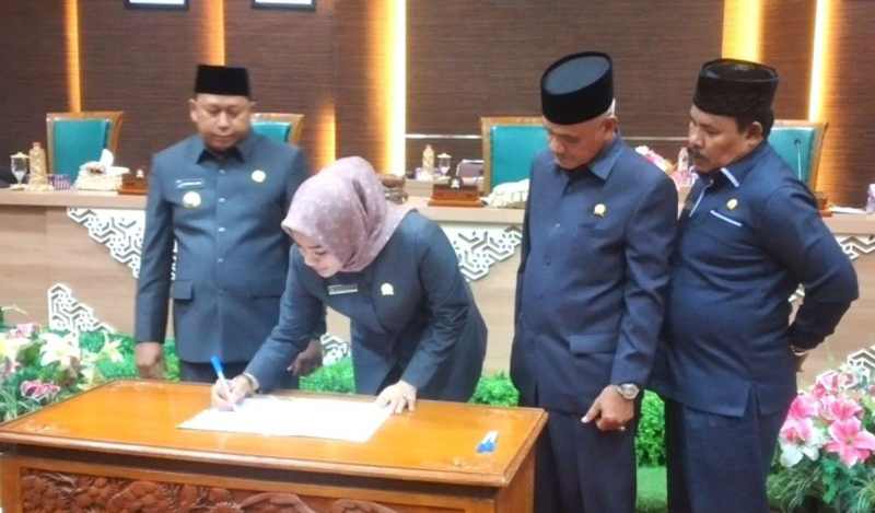 D:\2025\Juli 2025\15 Juli 2025\5\hal 5\Bupati Batola H Bahrul Ilmi bersama unsur pimpinan DPRD Batola Ayu Dyan.jpg