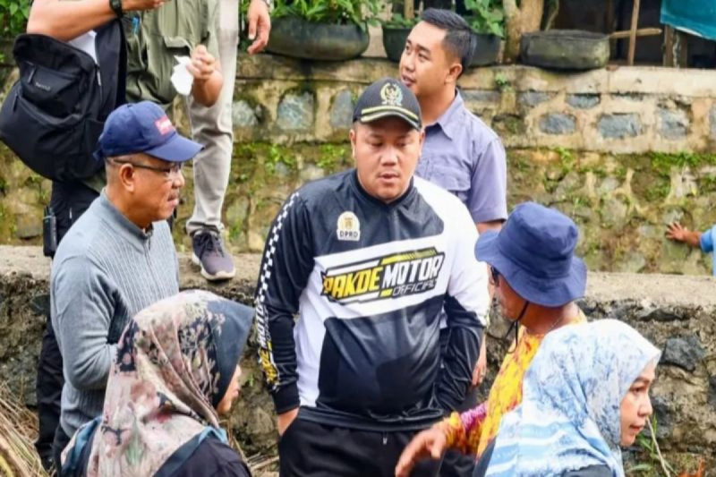 D:\2025\Juli 2025\15 Juli 2025\5\hal 5\Ketua DPRD Banjarbaru Gusti Rizky Sukma Iskandar Putera (kaos hitam putih).jpg