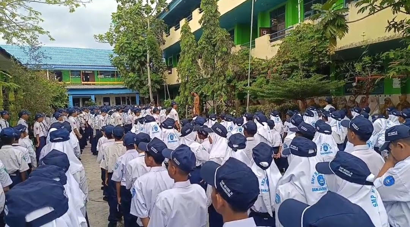 D:\2025\Juli 2025\15 Juli 2025\5\hal 5\Suasana apel di hari pertama masuk sekolah di SMPN 26 Banjarmasin.jpg
