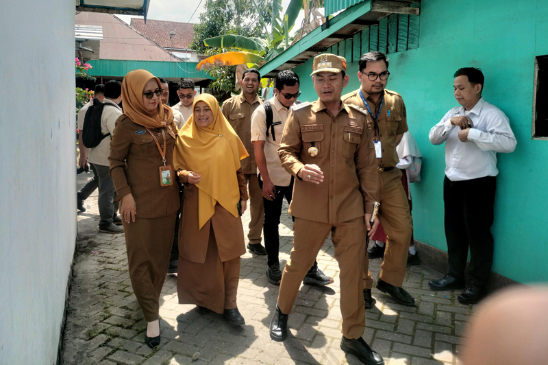D:\2025\Juli 2025\15 Juli 2025\5\hal 5\Wali kota Banjarmasin Muhammad Yamin didampingi plt Disdik.jpg