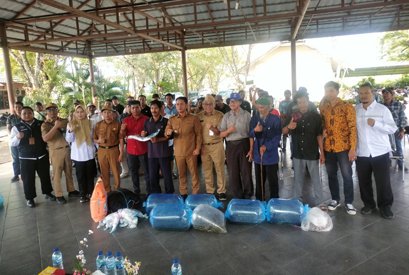 D:\2025\Juli 2025\15 Juli 2025\5\hal 5\Wali kota Yamin berikan bibit ikan dan peralatan budidaya.jpg