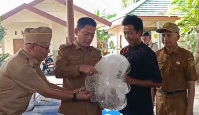 D:\2025\Juli 2025\16 Juli 2025\5\hal 5\IMG_20250715_130607Wali Kota Banjarmasin H Muhammad Yamin HR saat menyerahkan bantuan ribuan.jpg