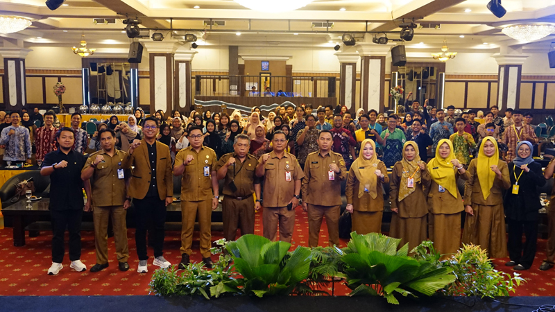 D:\2025\Juli 2025\16 Juli 2025\5\hal 5\Setdako Banjarmasin Ikhsan Budiman foto bersama.jpg
